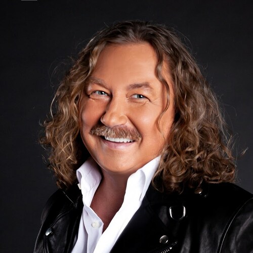 ssmy izvestny russkiy pevets i kompozitor