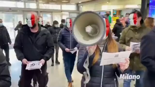 Italians take to the malls and Christmas markets with their anti Coronavirus passport message.