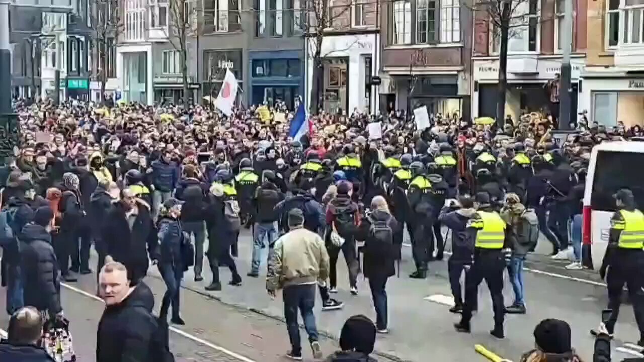 Dutch protesters against health apartheid engulf the streets of Amsterdam.

Their numbers are so lar...