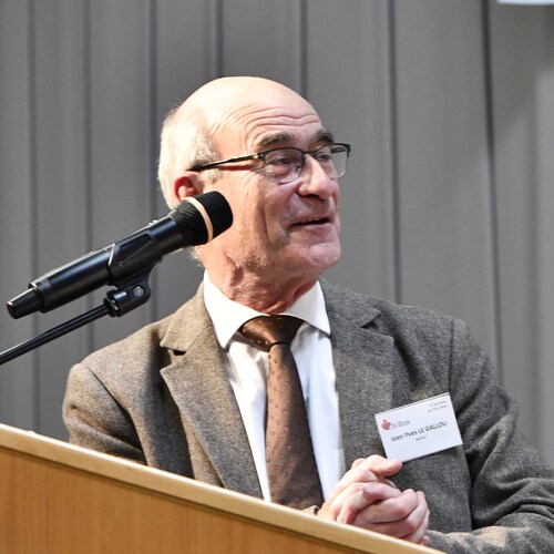 Ancien député européen/ Président de la fondation polemia/ Animateur d’i média sur TVLibertés/Alpiniste