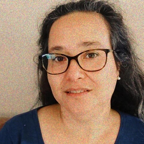 🙇‍♀️ Sou casada, mãe de duas filhas , católica .