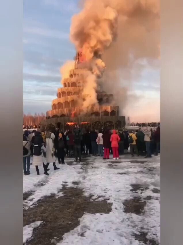 In Russland, in der Region Kaluga, wurde eine Nachbildung des Turms von Babel verbrannt. Nach der bi...