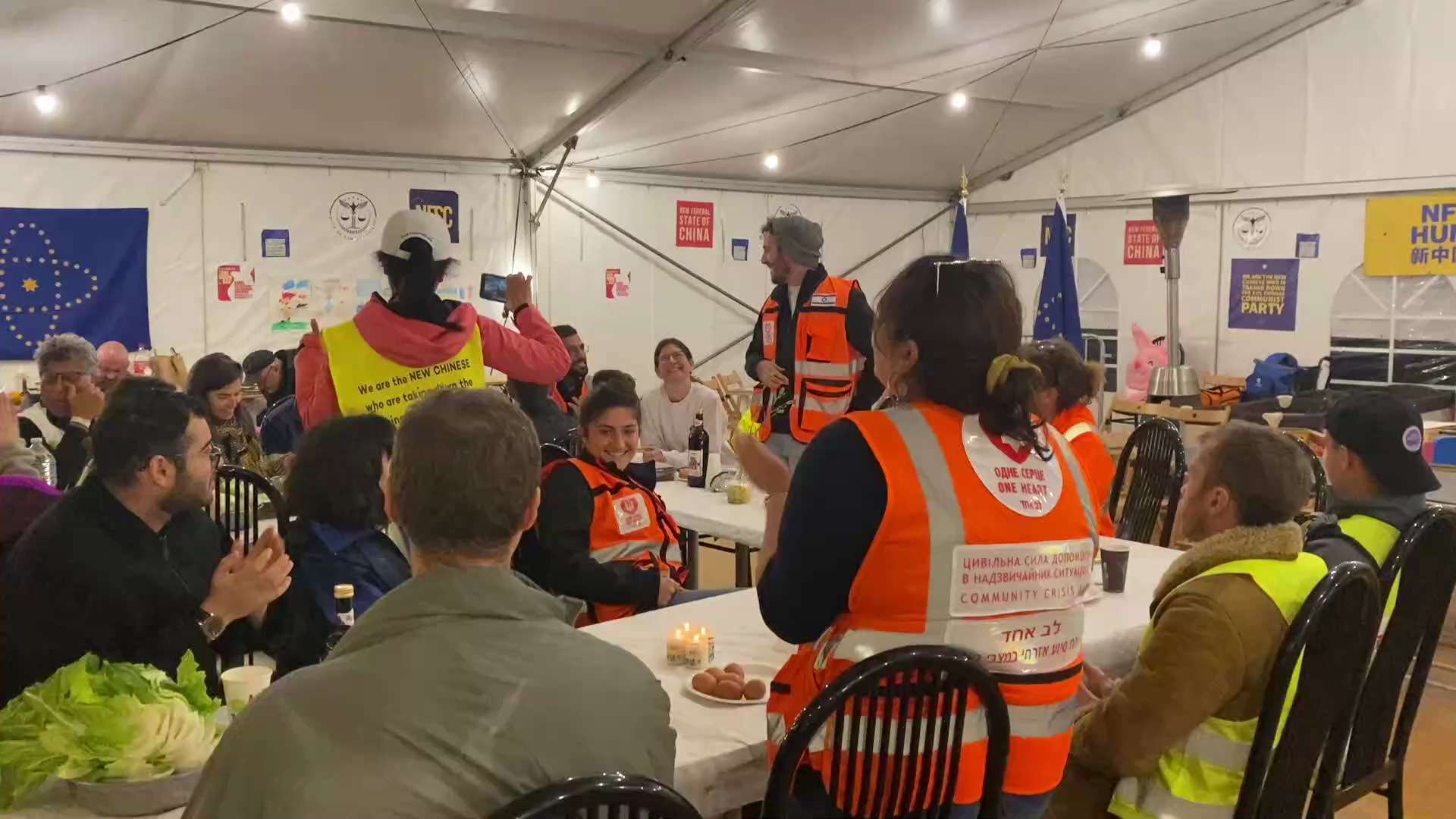 来自世界各地的犹太人志愿者今天齐聚新中国联邦medyka营地帐篷过逾越节，纪念犹太人摆脱奴役获得自由，与新中国联邦人灭共获得自由遥相呼应。现场犹太人朋友问我们要了直播链接向远在家乡的爸妈妈妈高呼我们在...