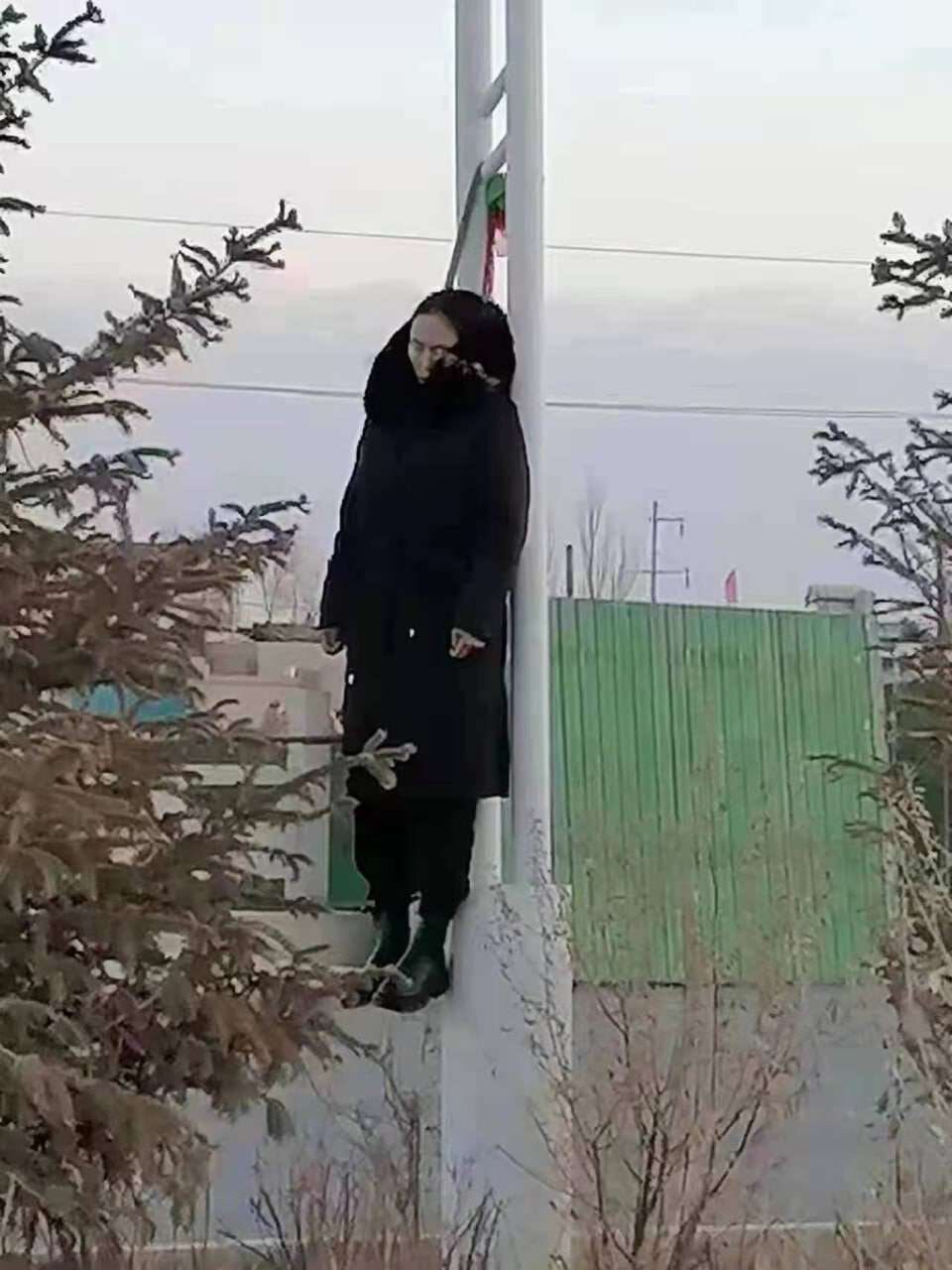 在中共国．现在到处是这些因为隔离，无辜的人们上吊跳楼自杀……他们到底做错了什么？为什么如此悲惨的下场他们的家人和孩子怎么办？特别是在农村和山区没有人知道他她们的死亡……也没有人去埋葬他们……据甘肃广西...