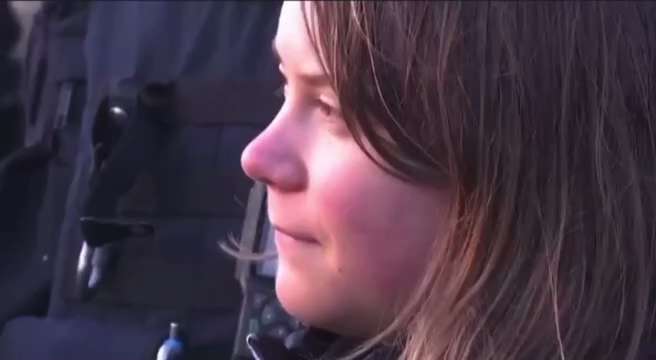 #GretaThunberg #FakeNews #Agenda2030 
Action! Photo shoot #Greta arrest, where the 'police' act as e...