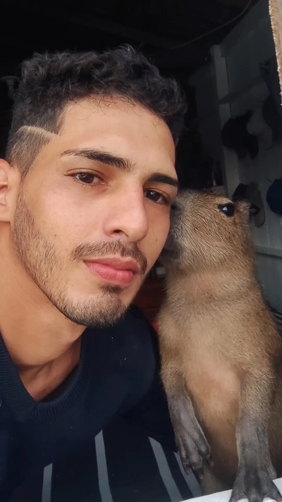 We already knew that capybaras are the most adorable beings, but this, this is the epitome of adorab...