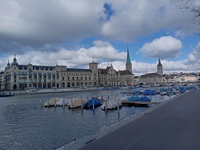 Allen einen schönen Sonntag. Grüsse aus #zuerich.🌈🥳♥️