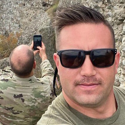 US army 🇺🇸
Jesus lover🙏
MAGA , Trump win ✅
DIVORCED 💔💘
Like country music
CONVERSATIVE🗣✌️