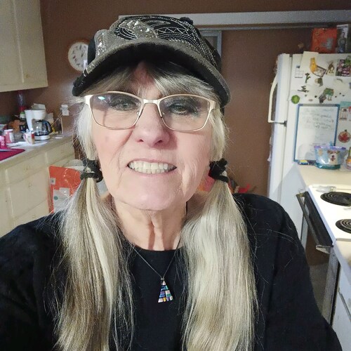 I am an artist and specialize in pet portraits on slate, canvas or wood, as well as other kinds of artwork.