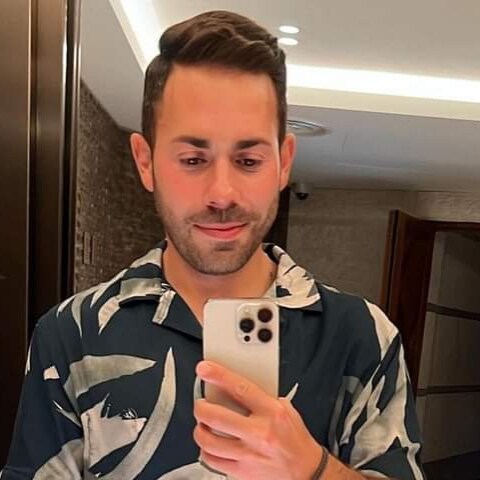 Pilot
Flying over the world
Addicted to pres Donald Trump