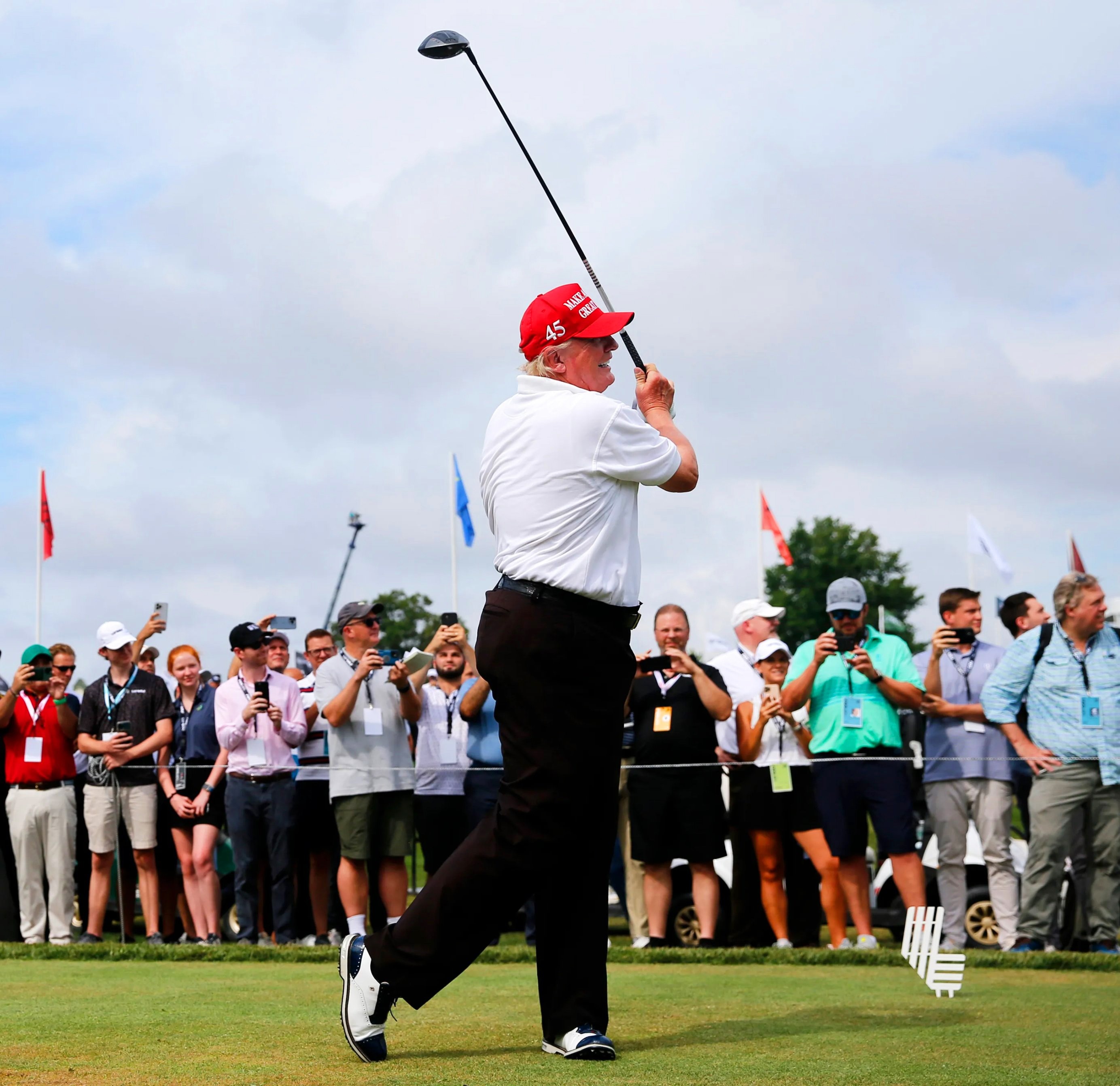 LOOK AT THAT HANDSOME MAN!!!😎