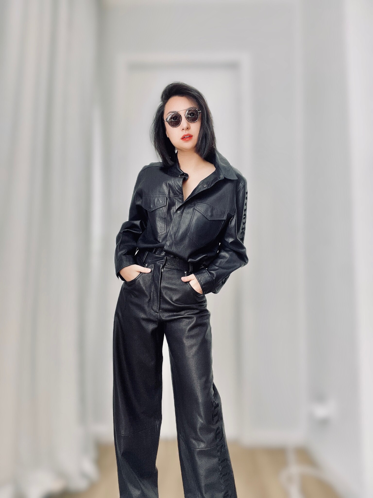 周末愉快🥂

今天给大家推荐一套 #gfashion 热卖款. 
仅剩几件了，如果喜欢的朋友们赶紧下单吧. 

小妹今天穿搭： 这是我最爱的其中一套衣服❤️❤️

羊皮超薄轻软衬衫： https:/...