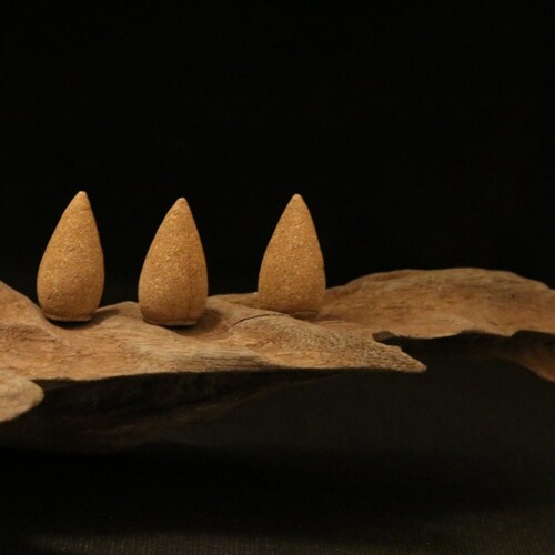 Nụ trầm hương cao cấp An Thiên Hương là loại nhang được tạo từ nguyên liệu thiên nhiên 100% bột gỗ trầm hương nguyên chấ...