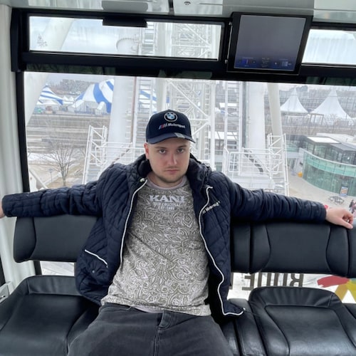 Hustensaft Jüngling beeindruckt seine Fans mit seiner einzigartigen künstlerischen Vision und dem Einsatz von Autotune-E...