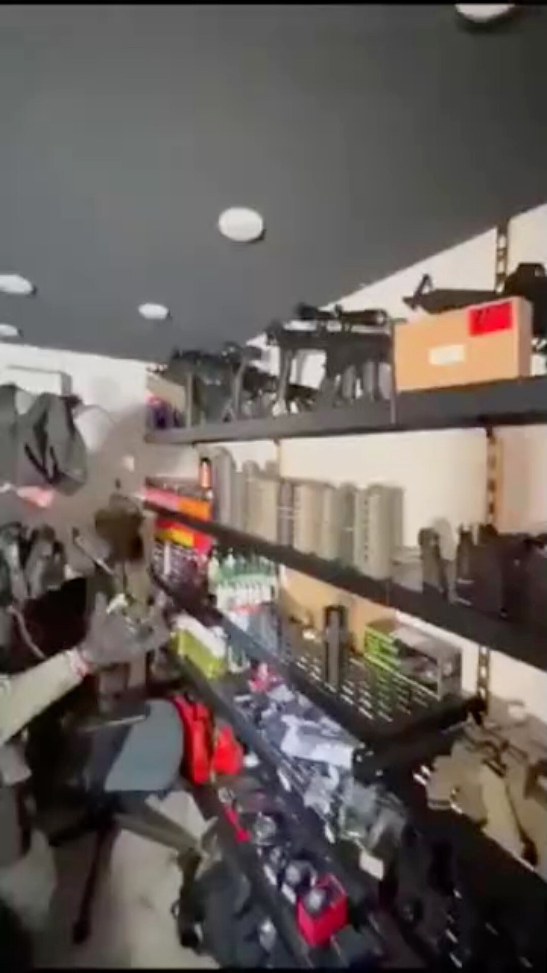 Israelí soldiers find arsenal inside Hamas tunnel in Gaza
@Binbin9937 
@JuXuan_Yun 