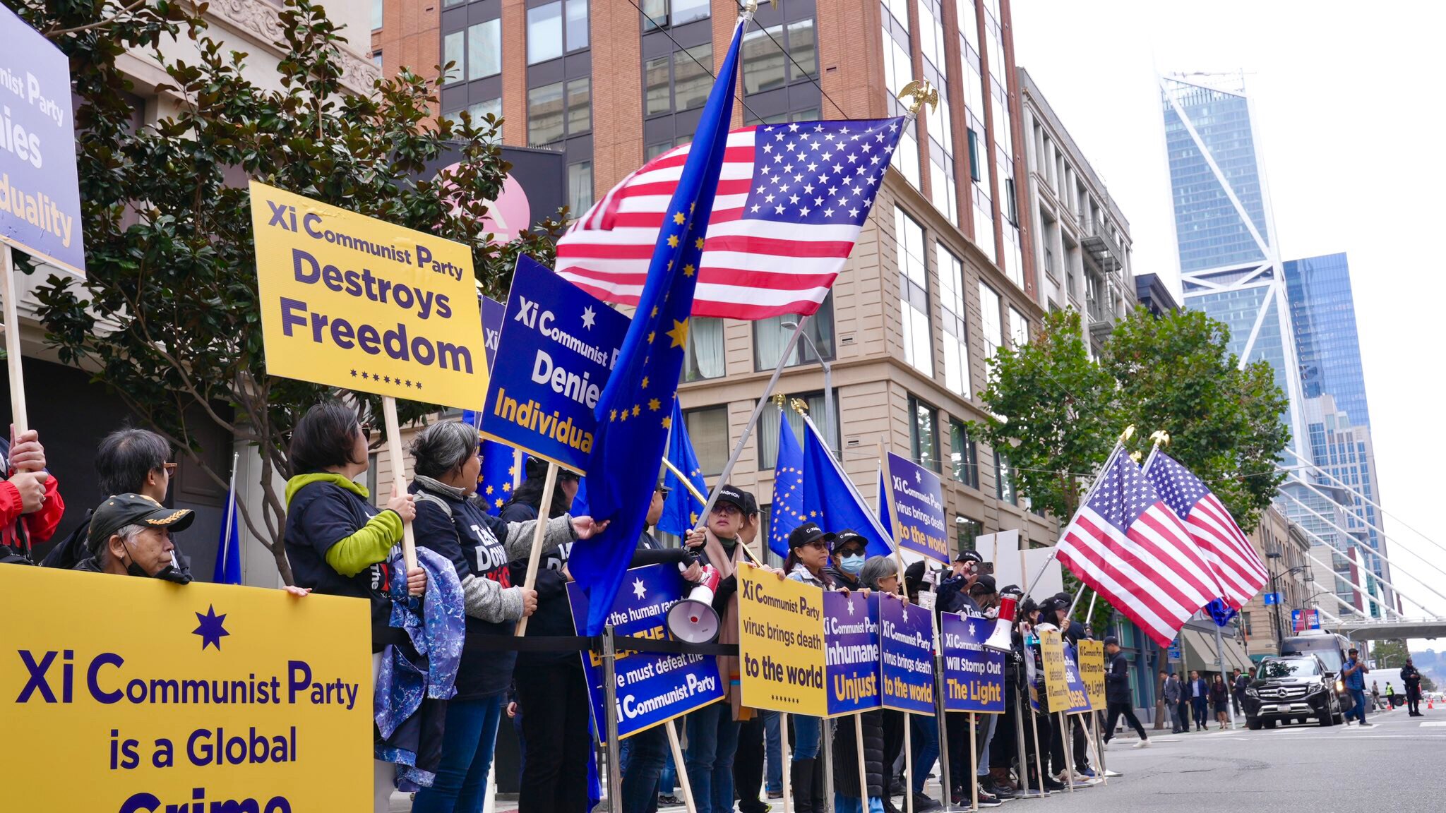 #APEC会场外的新中国联邦战友

#三票先生