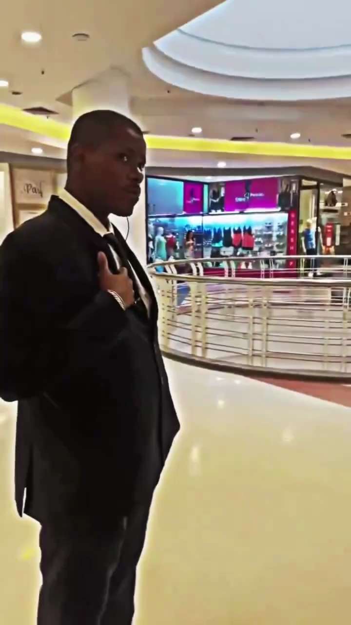 Duas lésbicas se agarravam num shopping aqui em Niterói. O segurança as abordou pedindo que parassem...