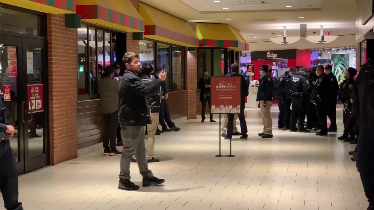 Police standoff at Applebee’s in Queens New York right now. Apparently protestors are inside eating.