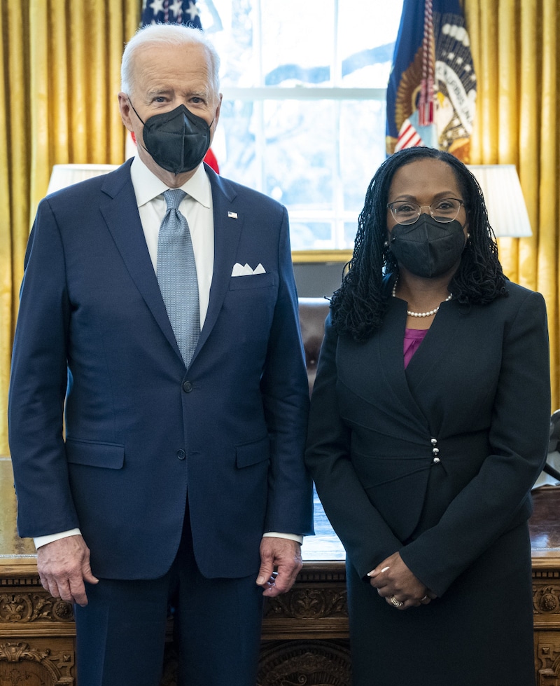 FOR THE FIRST TIME EVER:
Biden has lost a majority of support among black voters, now at 48%.

https...