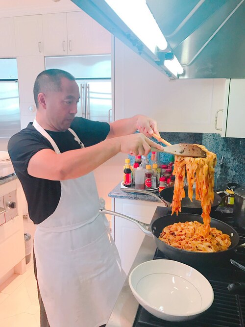 今天周末文贵给同事家人做了一个鱼汤面．鯾炒面．一做完大家一抢而空！文贵最大的快乐就是．吃．😹😹😹  