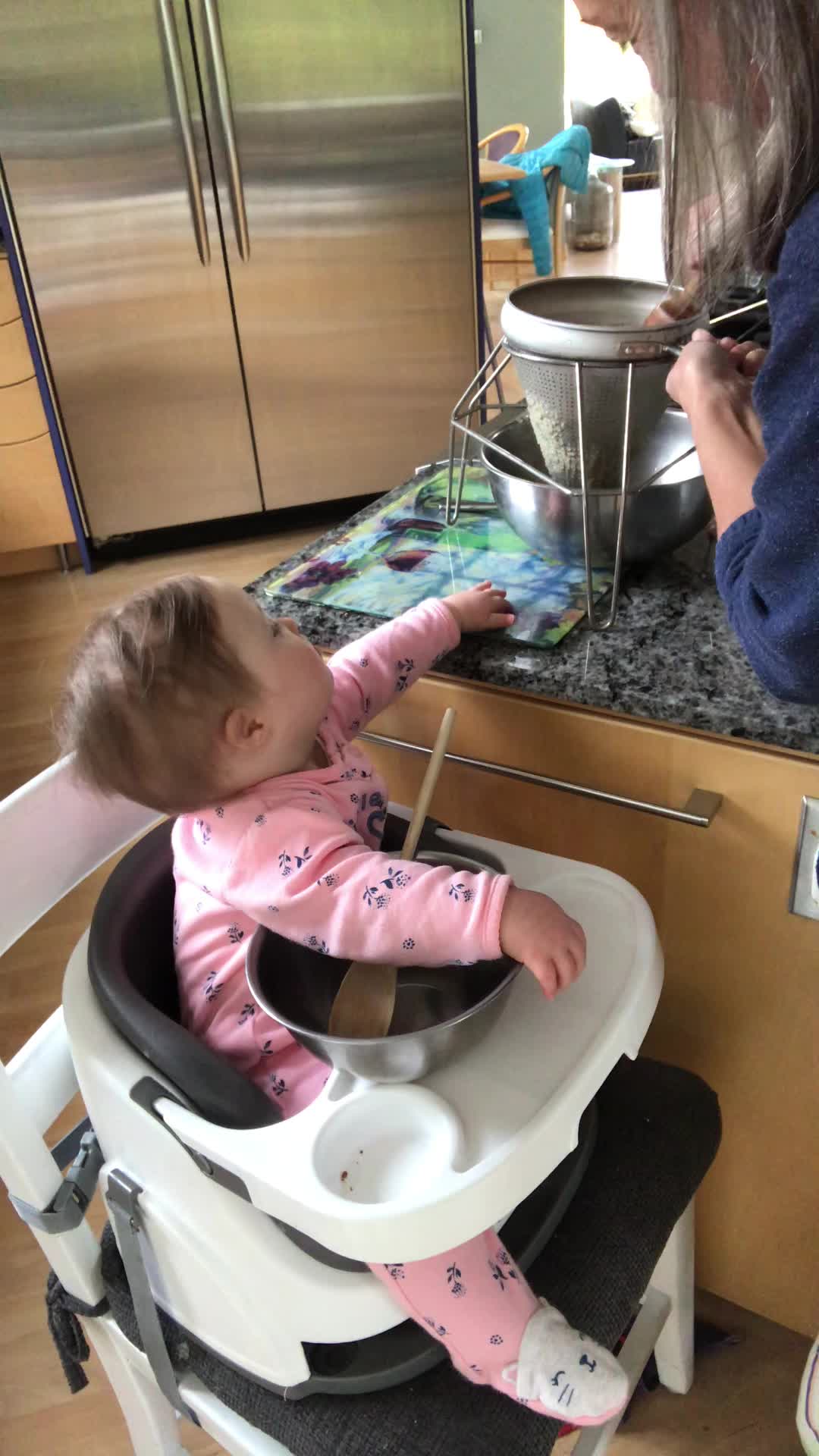 Grandbebe girl Madi and Emmah making apple sauce this morning. Super easy, good nutrition, naturally...