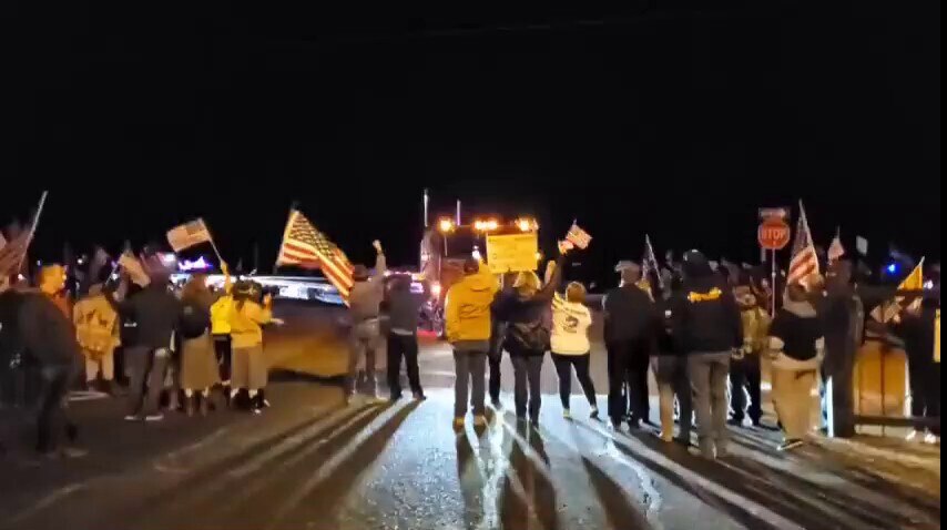 🇺🇸 CONVOY: The first trucks of the people's convoy arrived near Kingman, AZ. Thousands of people l...