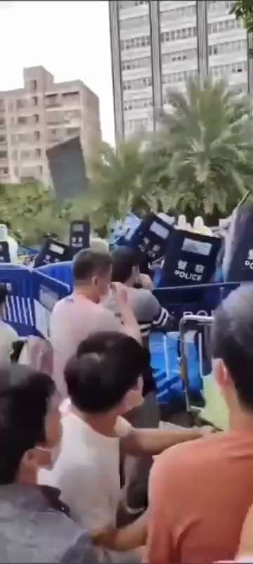 NEW - Protests against China's zero-Covid lockdown in Guangzhou.