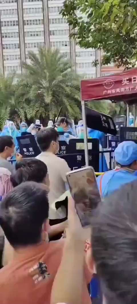 广州海珠区后窖村，警察殴打“江山”们
打得十分卖力
#以警治国以黑治国 