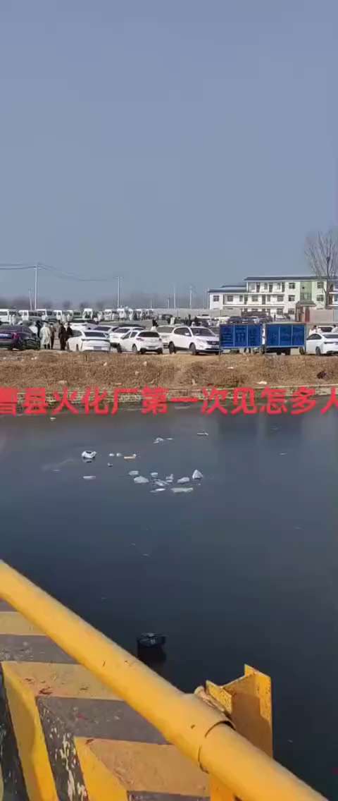 山东菏泽曹县火葬场，望不到头的送葬车辆。
#殡仪馆