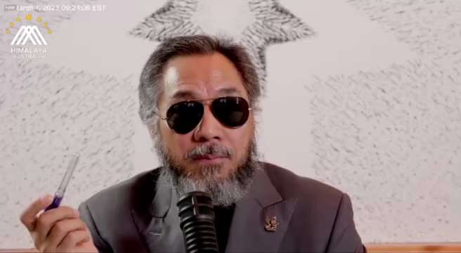 澳喜小视频——
飞飞遇险后，在文贵先生的住处得到了很好的安抚，并安排她向家人报平安，最后还不忘直播告知事件全过程，文贵先生一切都做的的暖意融融，井井有条，也体现出了浓浓的战友情谊。
#消灭共产党 #新...