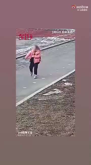 太可怕了，这还是小学生啊，就出现了熟悉的突然倒地，然后全身抽搐的动作
这绝对是疫苗导致的突然各种梗
#疫苗灾难 
