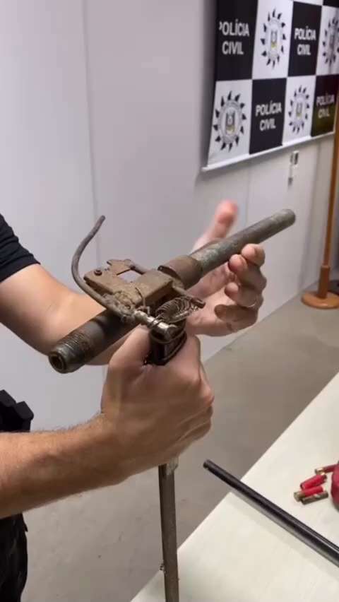 Ao ser aberta porta, artefato dispara tiro em quem usa o pé ou ariete. Cuidado ao cumprir mandados. 