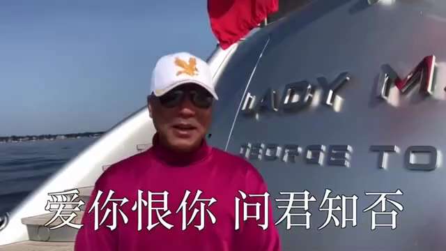 



昨夜余歌轻入梦，
依稀碧水横舟，
一声笛裂海天秋，
孰人负手立，
看月涌潮头？

三十功名尘与土，
迩来双手吴钩，
只身孤胆斗顽酋，
七哥真汉子，
爆料最风流！



调寄临江仙《梦见七哥》
