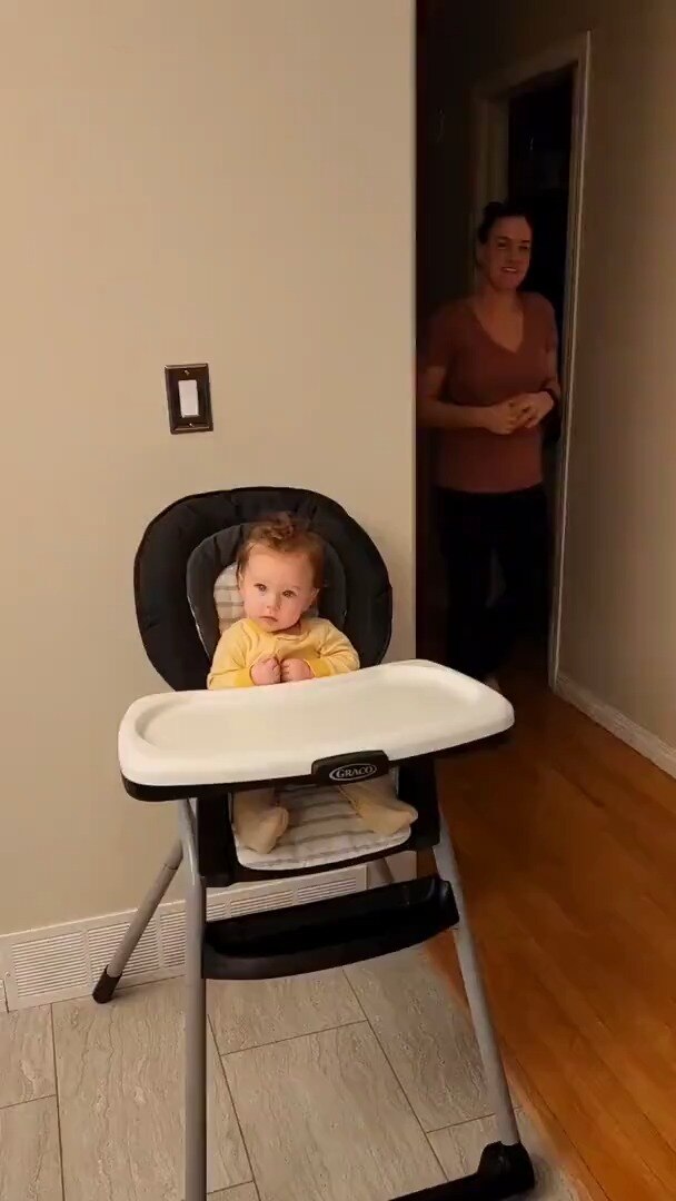 Baby seeing mom's twin sister for the first time...
Her reaction!  😂😂