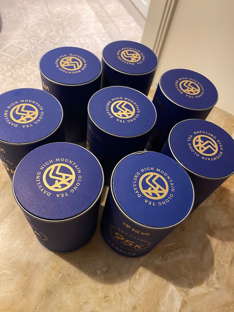 泰国战友在上周日的《Hpay为自由而生》直播节目后下的伊松坊茶订单，今天已经收到，没有关税，快递直接送到家门口。
战友很兴奋的对我说：“如果hpay全球用起来真的要改变世界了！牛啊！我要去推广Hpay...