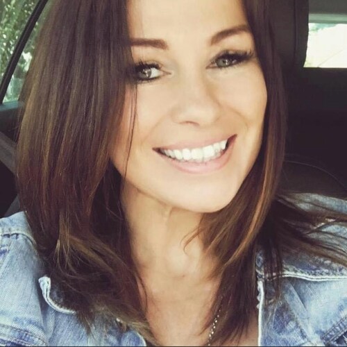 Unternehmerin | Maklerin 
„Ich bin tief verwurzelt mit den #deutschenWerten EHRE, RESPEKT, LOYALITÄT, MUT“