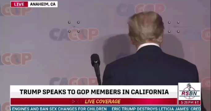 Trump imitates lost Joe on the stage 🤣