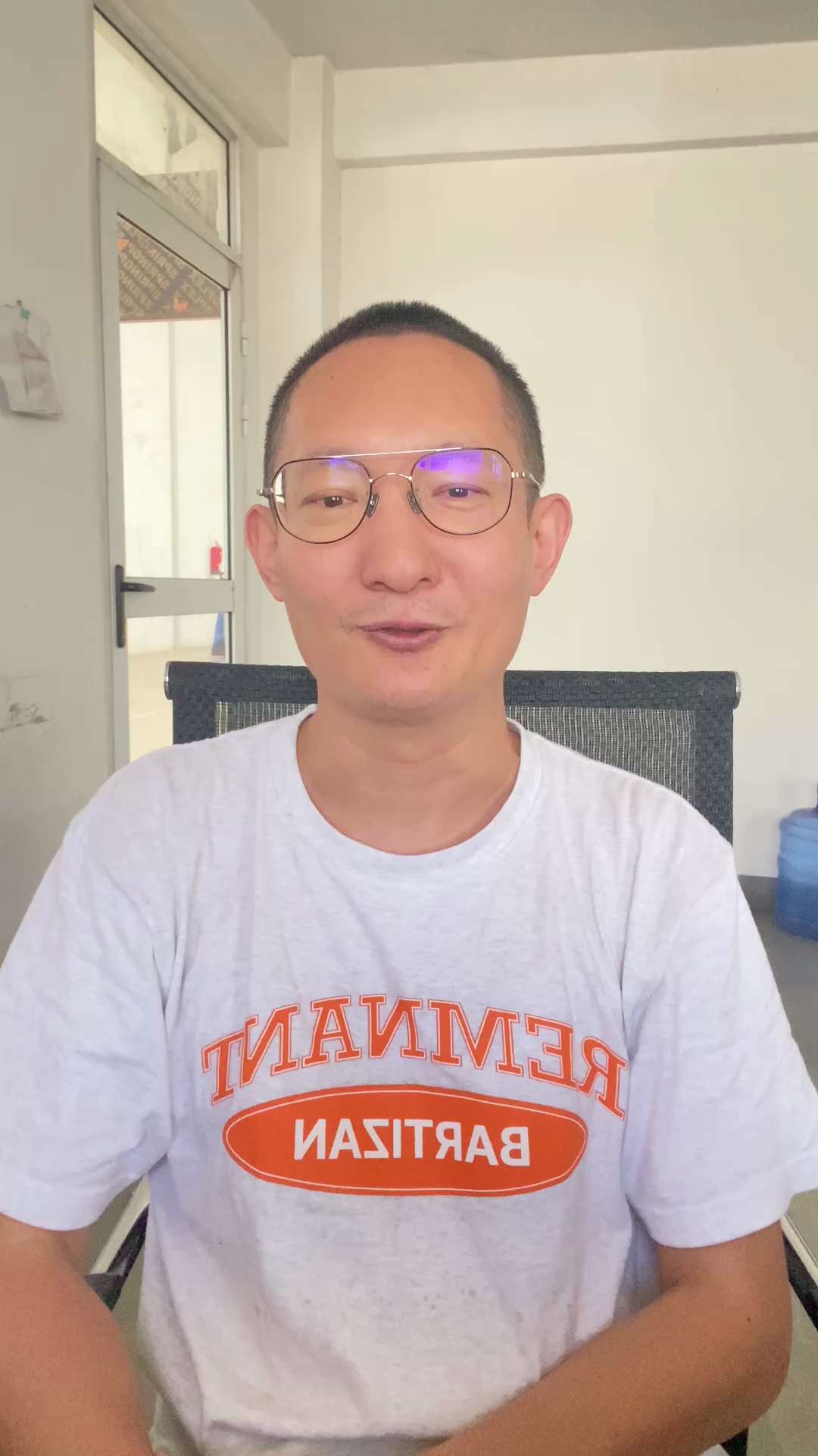 传福音的人向 #诚实 #勇敢 #善良 #无私 的 #新中国联邦人 拜年，感恩能与这样的灵魂相撞……

祝大家新的一年 身体健康灵魂兴盛🫡🫡🫡

向七哥和家人，燕萍姐及家人问安……, 
