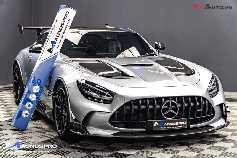 Dán phim cách nhiệt ô tô là một biện pháp hiệu quả để bảo vệ nội thất xe và tăng cường hiệu suất năn...