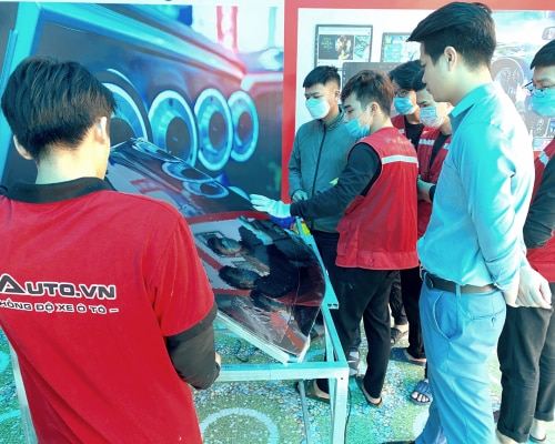 Tham khảo: https://fixauto.vn/dao-tao-nghe/
Học làm nội thất ô tô mở ra cơ hội làm việc trong các công ty sản xuất ô tô, cửa hàng độ xe, hoặc thậm chí là tự mở cửa hàng riêng của bạn. Với sự tăng trưởng của thị trường xe hơi và nhu cầu cá nhân hóa ngày càng gia tăng, người học nghề này có thể dễ dàng tìm được công việc ổn định và tiềm năng.
Học làm nội thất ô tô là một trong những lựa chọn nghề nghiệp sáng tạo và tiềm năng trong ngành công nghiệp ô tô hiện nay. Với sự phát triển không ngừng của ngành sản xuất và thiết kế ô tô, nhu cầu về việc tạo ra nội thất ô tô độc đáo và chất lượng ngày càng tăng cao.
