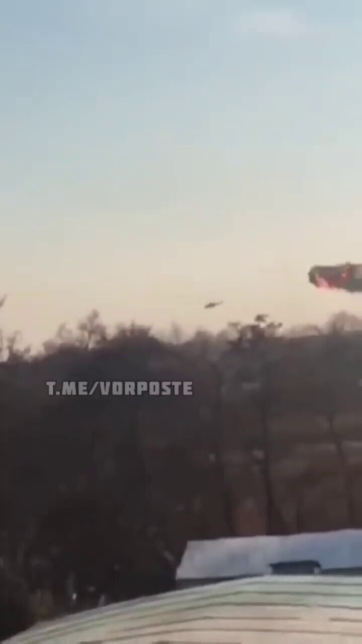 Um helicóptero russo Mil Mi-24 caindo em chamas na Ucrânia após ter sido atingido por uma defesa ant...