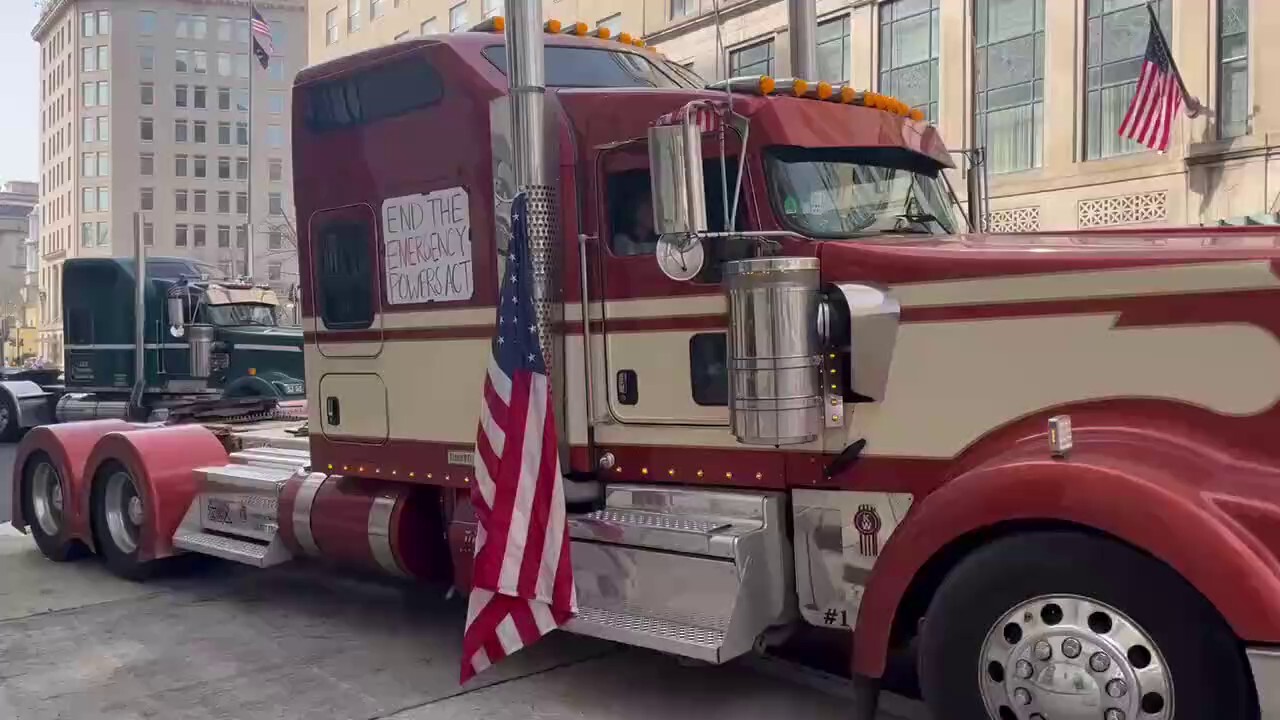 A Trucker Convoy Has Arrived Just a Block Away from the White House 🇺🇸

"End the Emergency Powers Act"