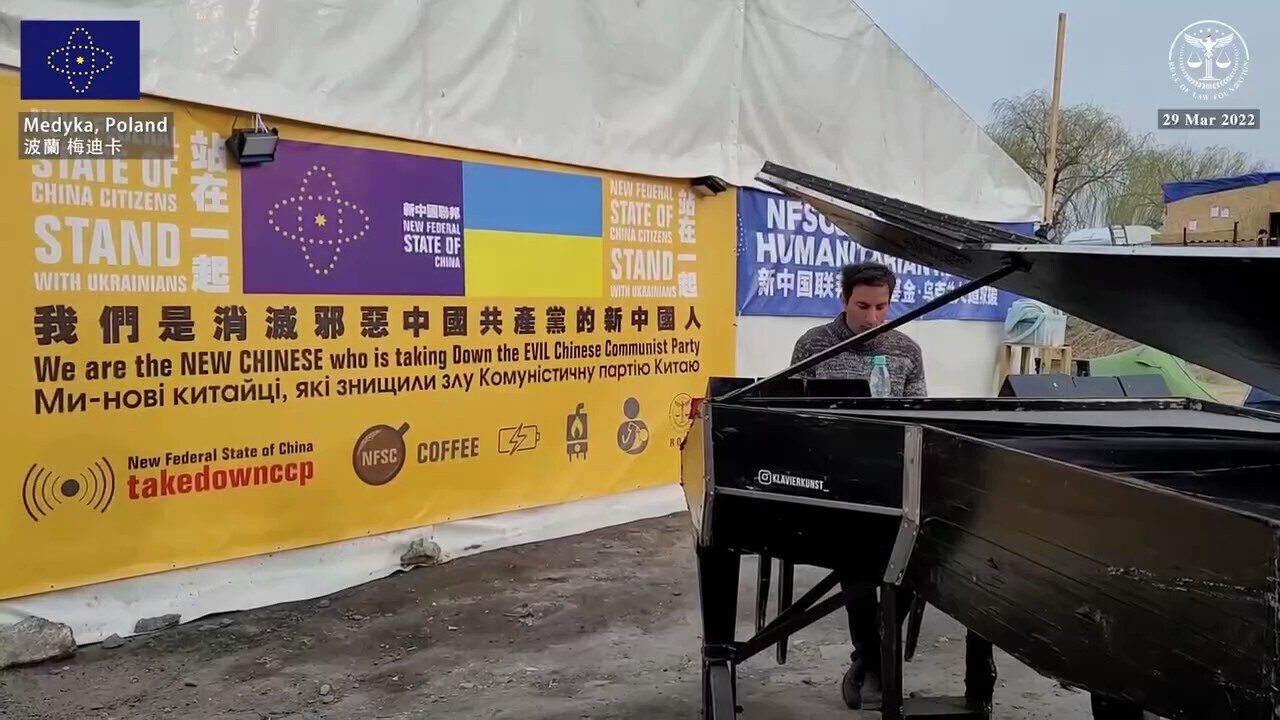 Pianist, Davide Martello, plays “Chained Dream” in front of the tent of New Federal of China and Rule of Law Foundation.

钢琴家戴维德·马尔泰罗在新中国联邦法治基金的大帐篷前演奏《铁锁梦》