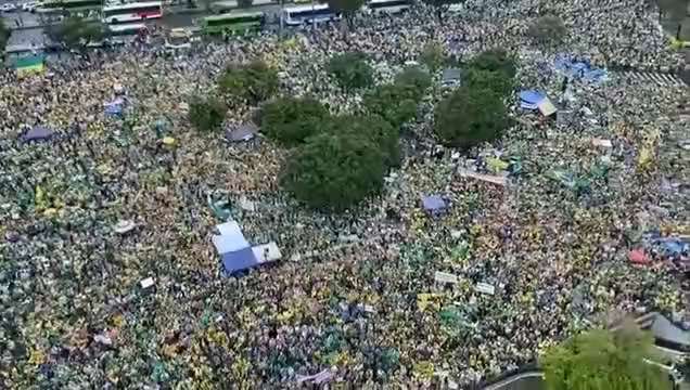 TommyRobinson1 on GETTR : Brazilians carrying one message today as millions hit the streets to ask the military leaders to arrest Lula, the message:  We will not allow a corrupt criminal to rule us!   Mainstream media pretend it's not happening.