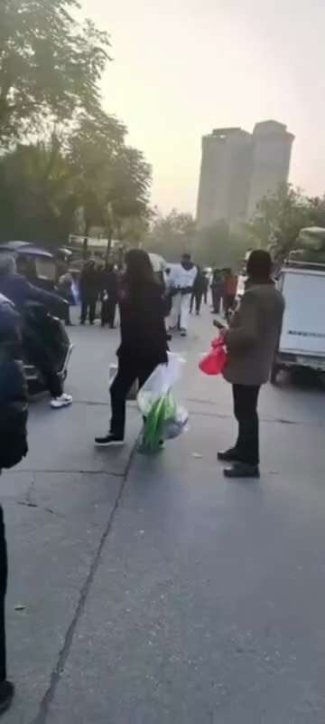 11.16日，西安，密接不愿意去隔离，被警察抓走
#以警治国以黑治国 