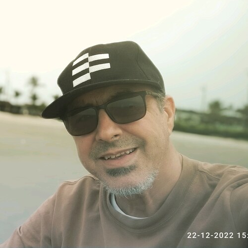 Esposo de uma linda mulher, pai de 4 meninos e de uma menina linda, professor e consultor de TI, cristão por convicção e...