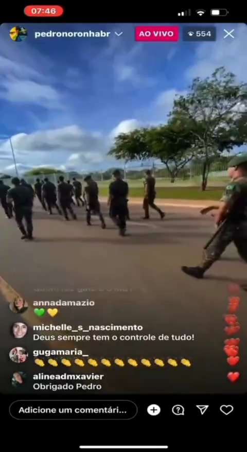 Protesters camped in front of the Army Headquarters in Brasília recorded several videos, this Thursday morning (29), to show an attempt by the Government of the Federal District to remove them from there. 

The Police of the Federal District would dismantle the camps. However, the Army Police intervened and prevented the protesters from being removed from the place.

After that, the demonstrators applauded the Military for defending their right to protest.