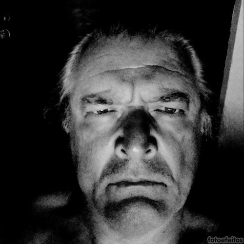 Tenho opinião própria,pouco sociável,não sigo líderes instantâneos e não tenho político de estimação,obrigado.