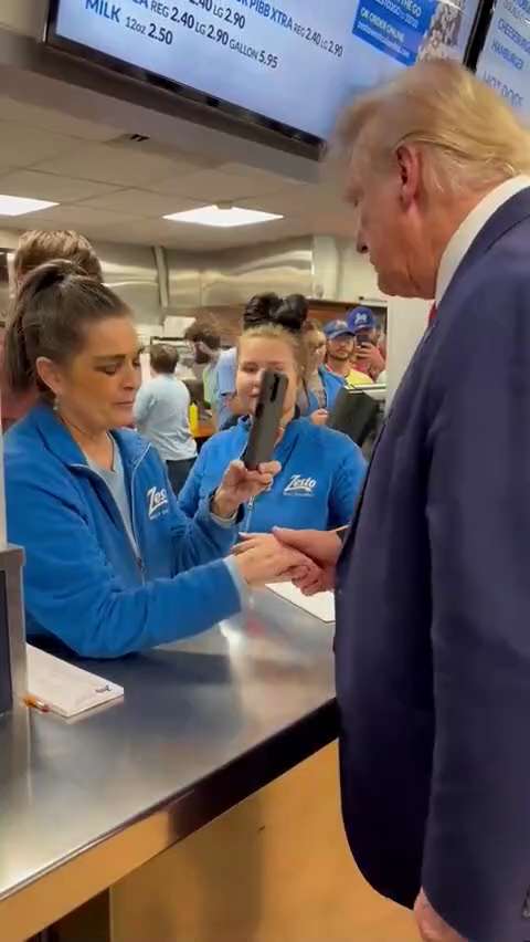 President Trump stops at a burger joint in South Carolina.

The employees pray with him.

This is wh...