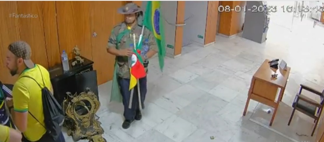 In the images released by CNN last week, it is possible to see a man carrying a Landless Workers Movement flag inside the Presidential Palace during the January 8 riots.

The Landless Workers Movement is a far left movement that has the support of President Lula and is connected with him.